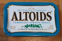 Sokerin määrä sisällä Altoids, mints, wintergreen