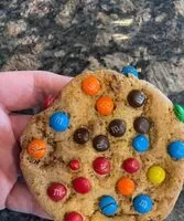 Zuckermenge drin M&M Rainbow  Chip Cookie