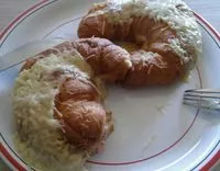 Suhkru kogus sees Croissant au jambon