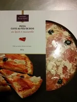 含糖量 Pizza cuite au feu de bois au speck et mozzarella