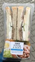 含糖量 Sendvič z pšeničného toustového chleba s tuňákem, vařeným vejcem, majonézou, ledovým salátem a jarní cibulkou