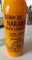 Suhkru kogus sees Zumo de naranja recién exprimido