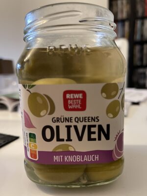 Grüne oliven gefüllt mit knoblauch